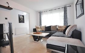 Modern 2 Bed Apartment